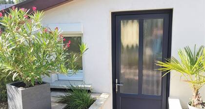 Appartement Élégant en rez de Jardin Avec Piscine et Terrasse