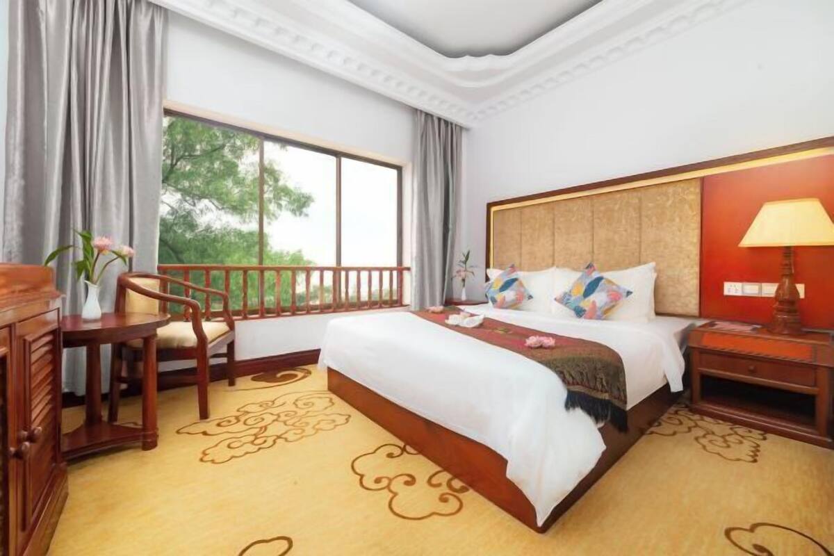Minibar, desk, laptop workspace, free WiFi