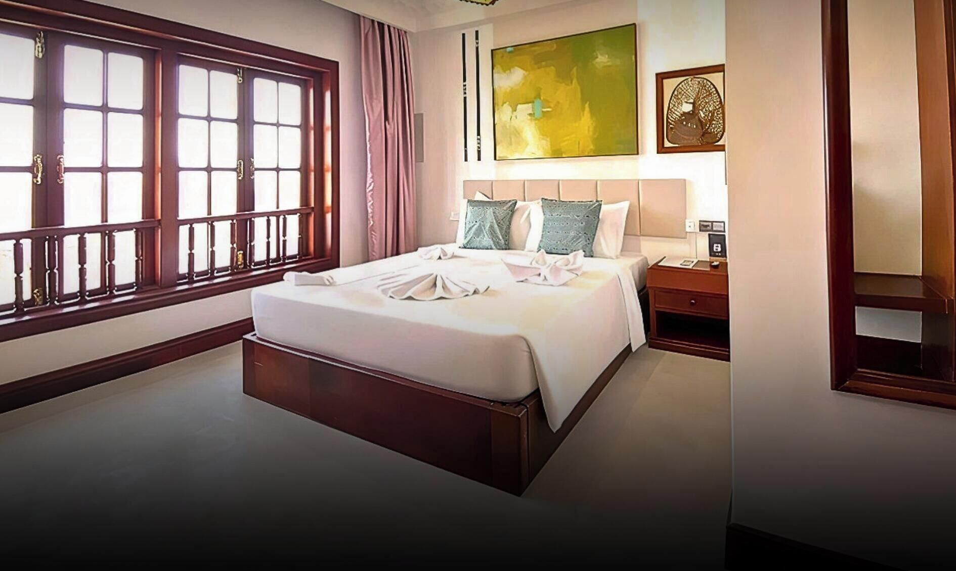 Minibar, desk, laptop workspace, free WiFi