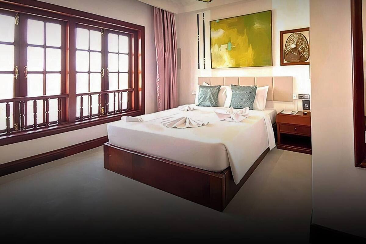 Minibar, desk, laptop workspace, free WiFi