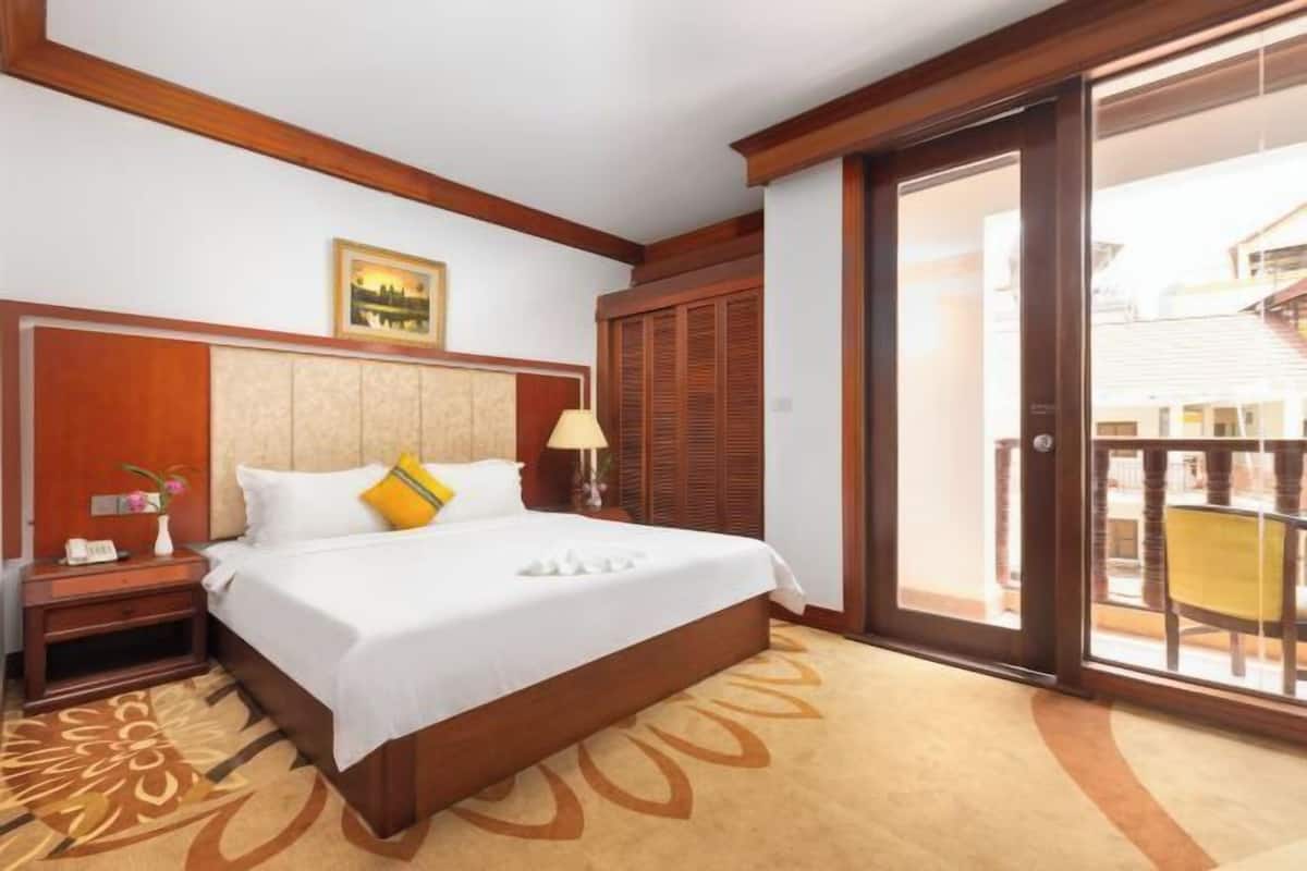 Minibar, desk, laptop workspace, free WiFi