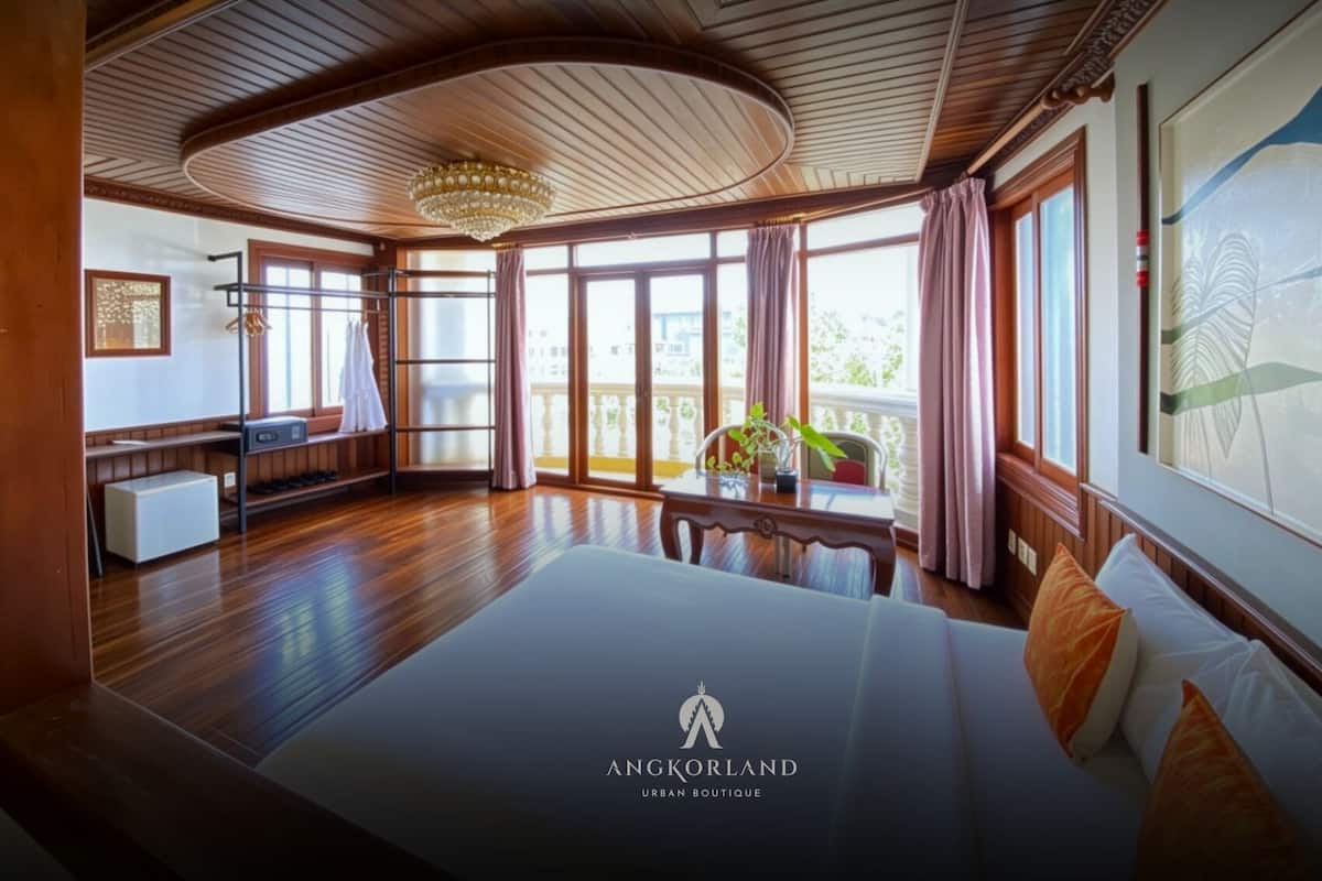 Quarto casal família, vista para a cidade | Frigobar, escrivaninha, espaço de trabalho para notebook