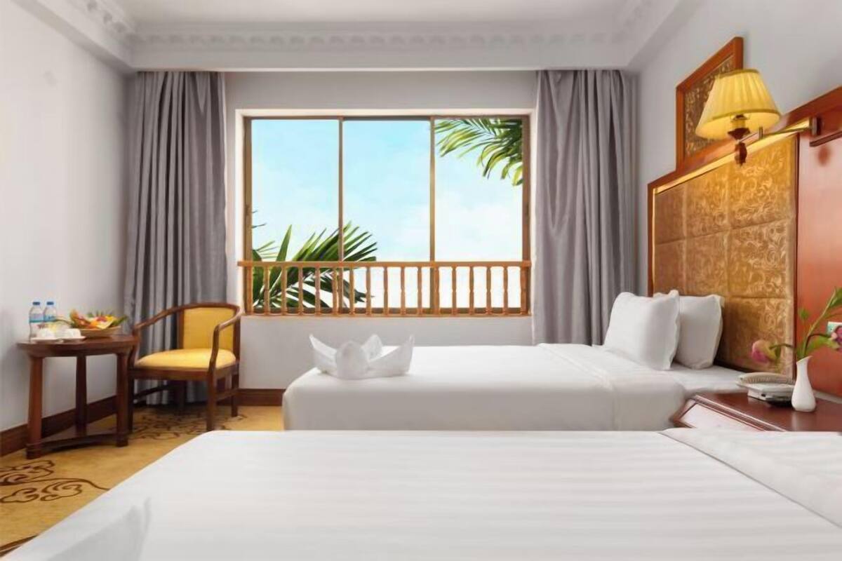 Minibar, desk, laptop workspace, free WiFi