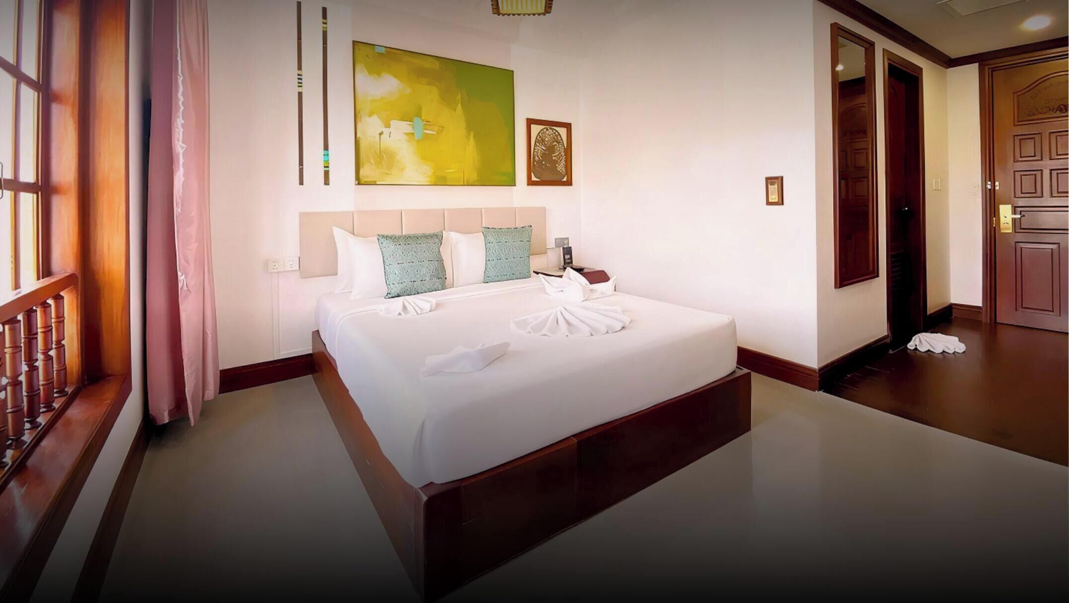 Minibar, desk, laptop workspace, free WiFi