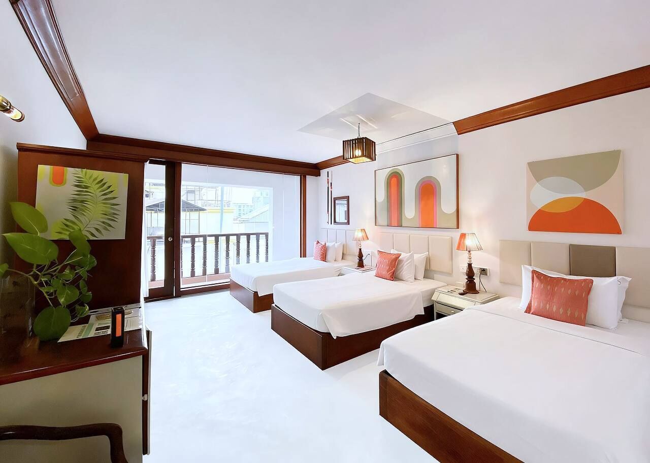 Minibar, desk, laptop workspace, free WiFi