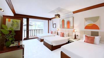 Deluxe-værelse til 3 personer - udsigt til pool | Minibar, skrivebord, arbejdsområde til bærbare computere, gratis Wi-Fi