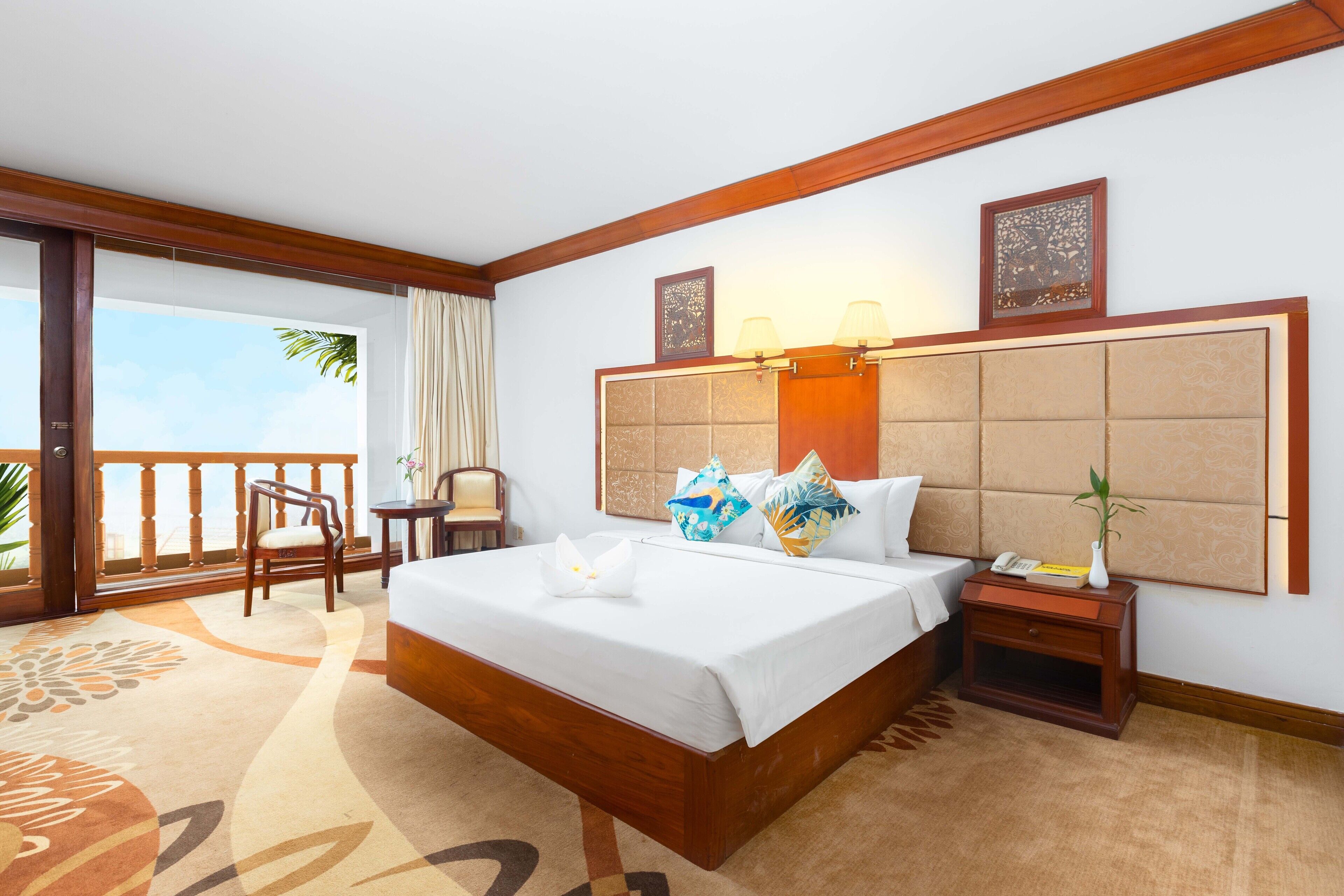 Minibar, desk, laptop workspace, free WiFi