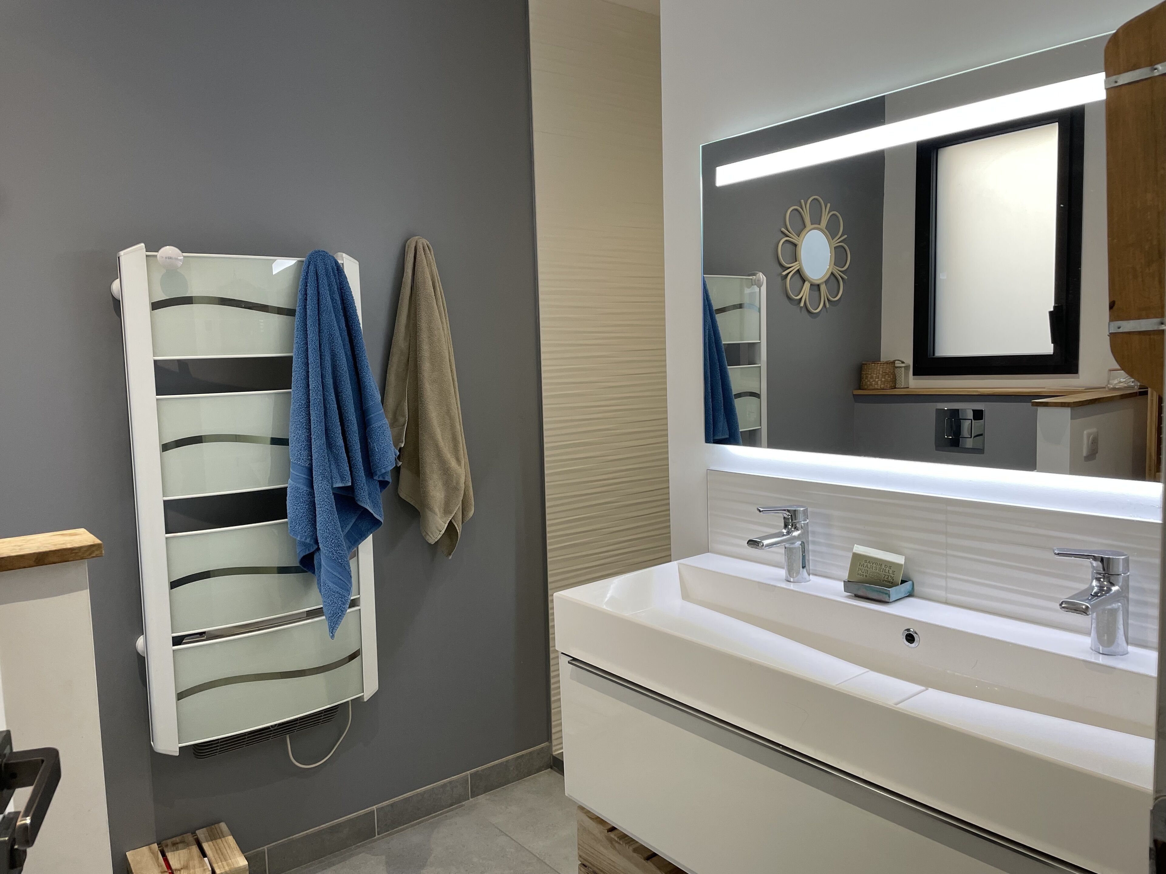 Douche, sèche-cheveux, serviettes fournies, savon