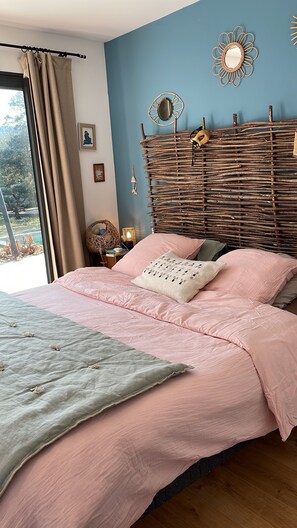 4 bedrooms, desk, iron/ironing board, free WiFi