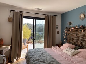 4 bedrooms, desk, iron/ironing board, free WiFi