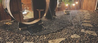 Backyard Spa Oasis- hot tub, cold plunge, and outdoor sauna. 10 min to downtown!