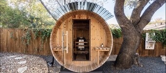 Backyard Spa Oasis- hot tub, cold plunge, and outdoor sauna. 10 min to downtown!