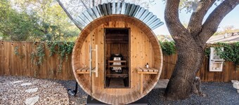 Backyard Spa Oasis- hot tub, cold plunge, and outdoor sauna. 10 min to downtown!