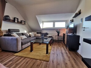 Flat-screen TV - Modern vacation apartment in Iserlohn for up to 2 adults and 2 children (Iserlohn)