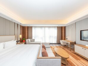 Superior-Studiosuite | Zimmersafe, Schreibtisch, Verdunkelungsvorhänge, schallisolierte Zimmer