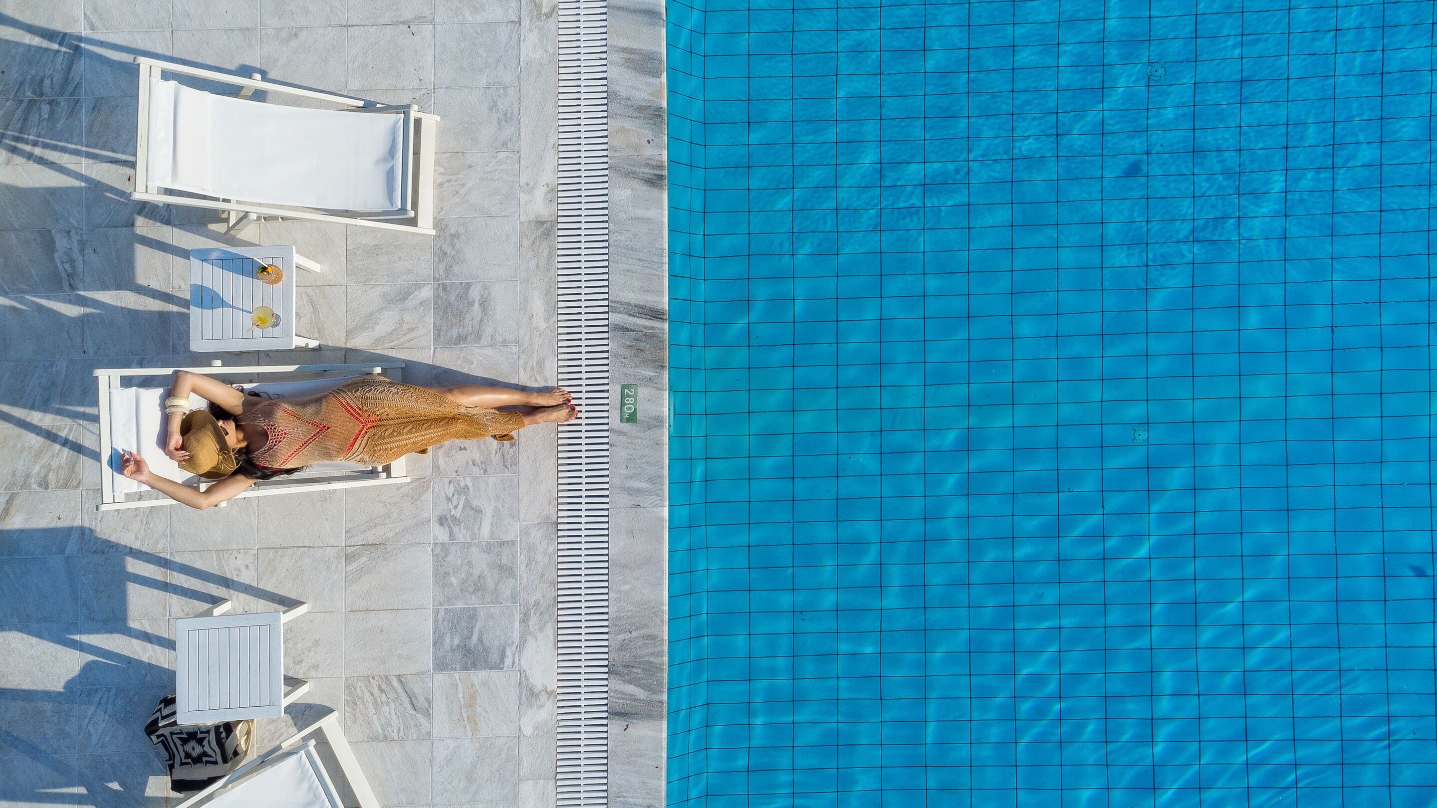 Una piscina al aire libre de temporada