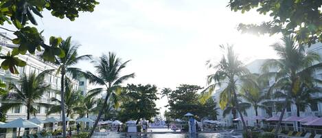 Una piscina al aire libre