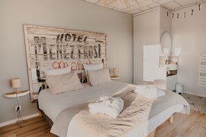 3 habitaciones, tabla de planchar con plancha y cuna de viaje 