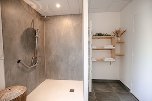Bathroom - The Villa de Pen ar Menez with a private spa and views of the countryside—beaches just 5 minutes away (Plouider)