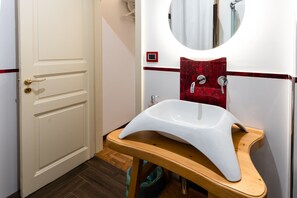 Dusche, Haartrockner, Bidet, Handtücher