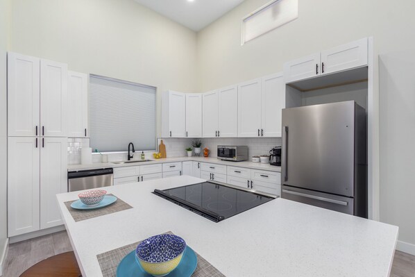 冰箱、微波炉、烤箱、炉灶