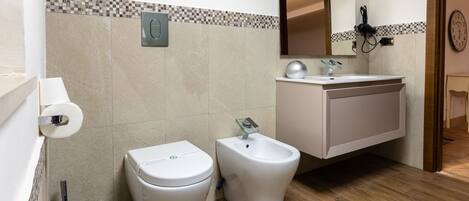 Douche, sèche-cheveux, bidet, serviettes fournies