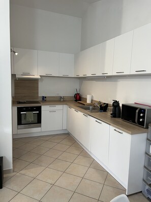 Frigorifero, microonde, forno, piano cottura