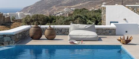 Utendørsbasseng og et evighetsbasseng