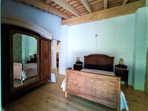 2 bedrooms, iron/ironing board, free WiFi, bed sheets - Rural house with barbecue in Mieres -Gerona  for 9 people (Mieres)
