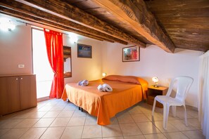 2 slaapkamers, een strijkplank/strijkijzer, reisbedje, gratis wifi