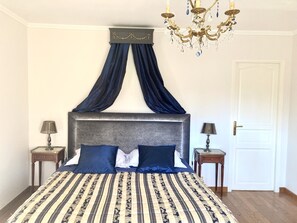 4 chambres, bureau, fer et planche à repasser, lit parapluie