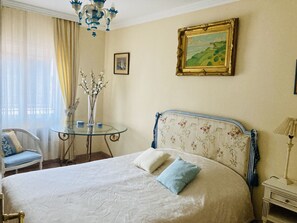 4 habitaciones, escritorio y tabla de planchar con plancha 