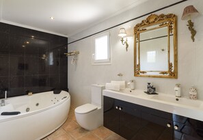Dusche, Whirlpool, Haartrockner, Handtücher