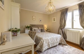 4 slaapkamers, een bureau, een strijkplank/strijkijzer, reisbedje