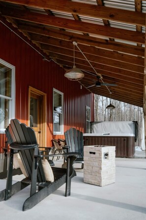 Terrace/patio - The Barn in Hocking Hills (Rockbridge)