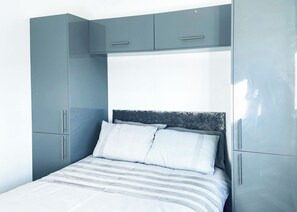 Bedroom, Bed - 1 bedroom accommodation in Kilwinning (Kilwinning)