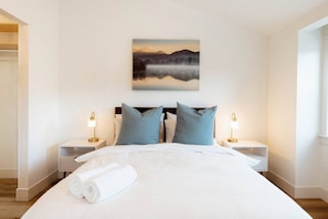 3 bedrooms, desk, iron/ironing board, WiFi - Modern 3BR in the Heart of Ballard | Private Patio (Seattle)