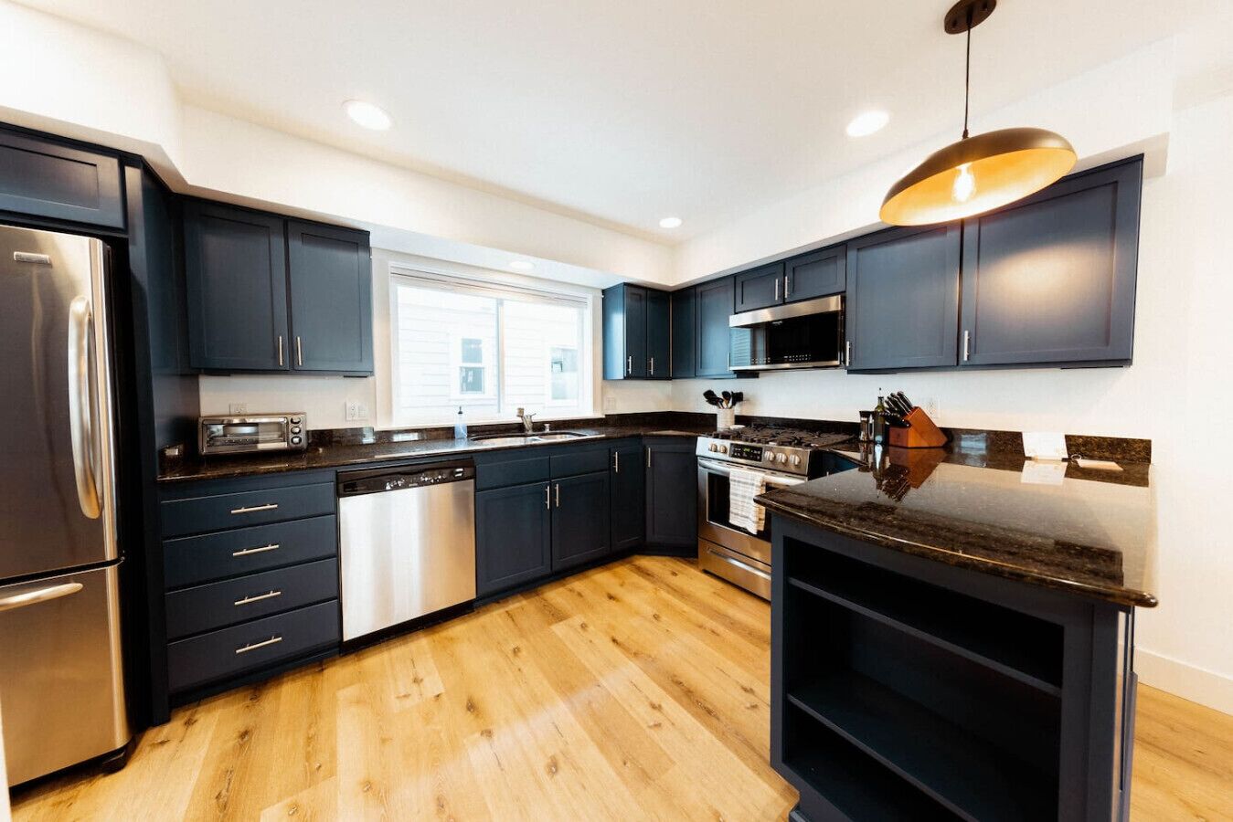 冷蔵庫、電子レンジ、オーブン、コンロ