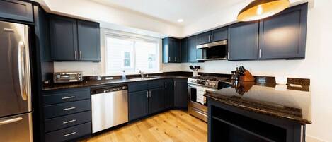 Frigorífico, microondas, horno y placa de cocina