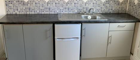 Een koelkast, een magnetron, een oven, een kookplaat