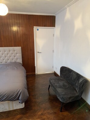1 dormitorio, tabla de planchar con plancha, wifi y ropa de cama