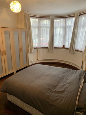 1 dormitorio, tabla de planchar con plancha, wifi y ropa de cama