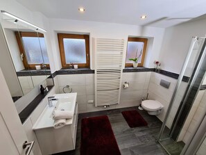 Dusche, Haartrockner, Handtücher, Seife