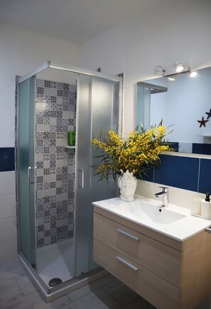 Comfort Double Room | Bathroom | Shower, rainfall showerhead, hair dryer, bidet