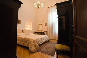 2 makuuhuonetta, työpöytä, silitysrauta/-lauta, ilmainen Wi-Fi