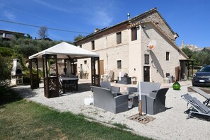 Apartment | Property grounds - Charming 2-bed Apartment in Petritoli (Petritoli)