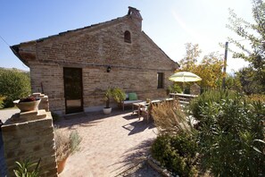 Apartment | Property grounds - Charming 2-bed Apartment in Petritoli (Petritoli)