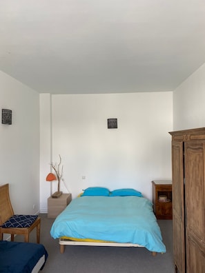 4 bedrooms, travel crib, WiFi, wheelchair access