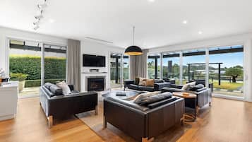 Televisión y chimenea