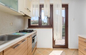 Kühlschrank, Ofen, Geschirrspüler, Wasserkocher mit Kaffee-/Teezubehör